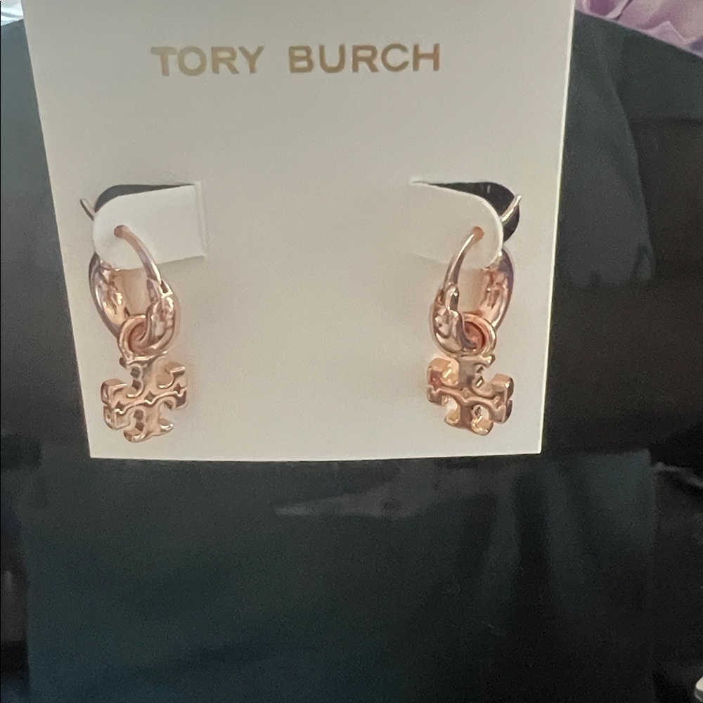 NIP Tory Burch Kira Logo Drop Huggie Hoop Earrings Rose Gold INCLUDES DUST BAG